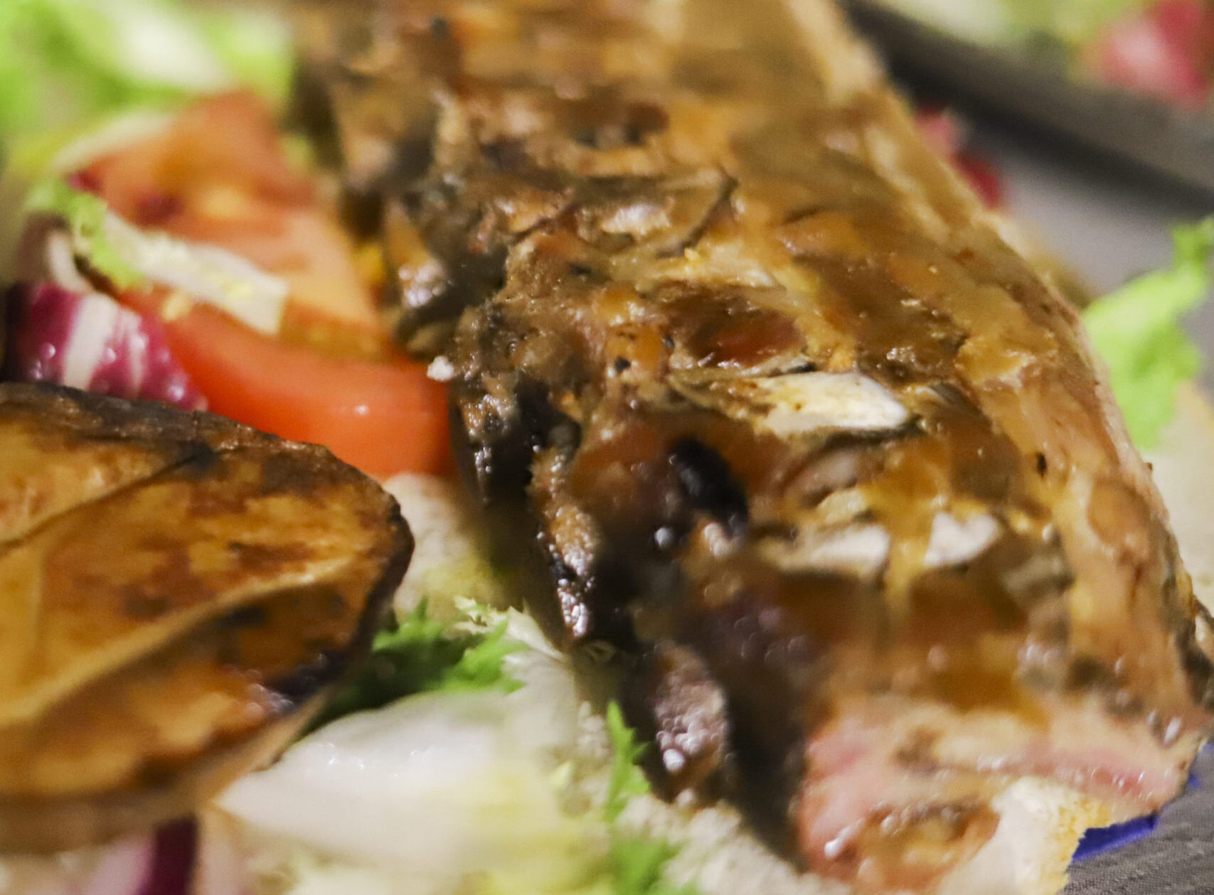 Costillas BBQ con patatas y ensalada